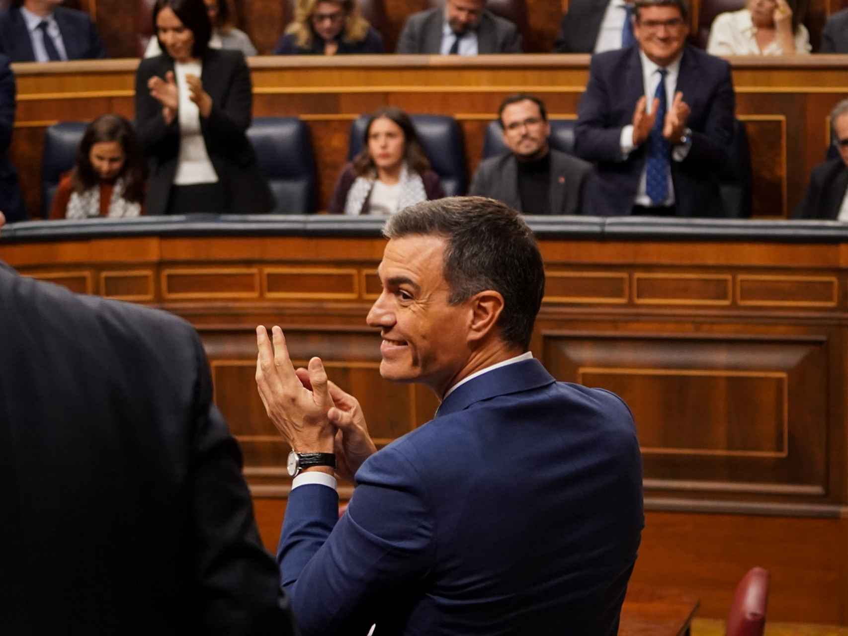 Pedro Sánchez aplaude desde su escaño.