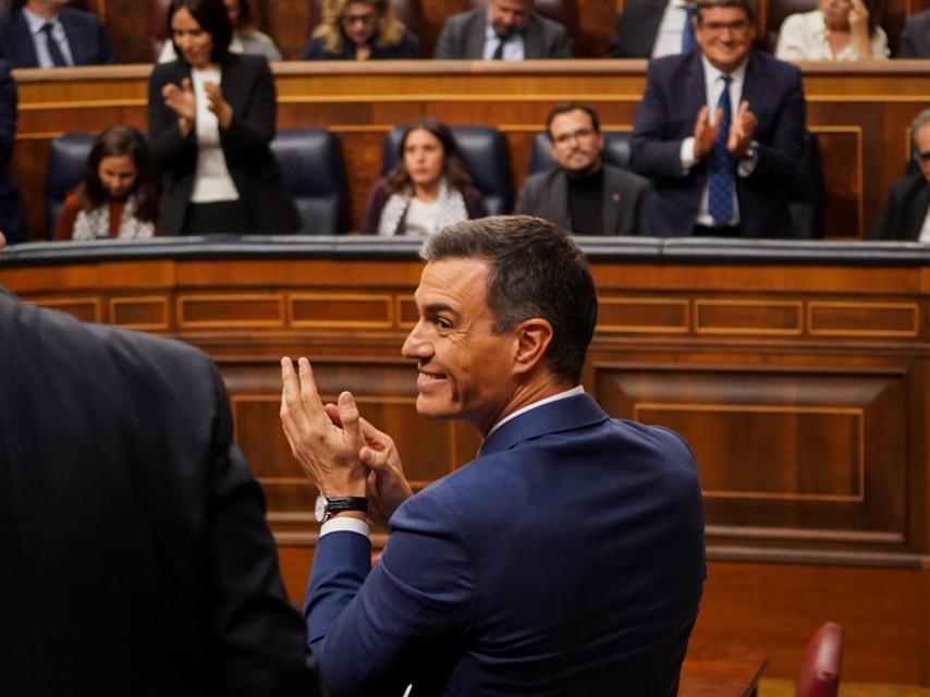 Pedro Sánchez aplaude desde su escaño.