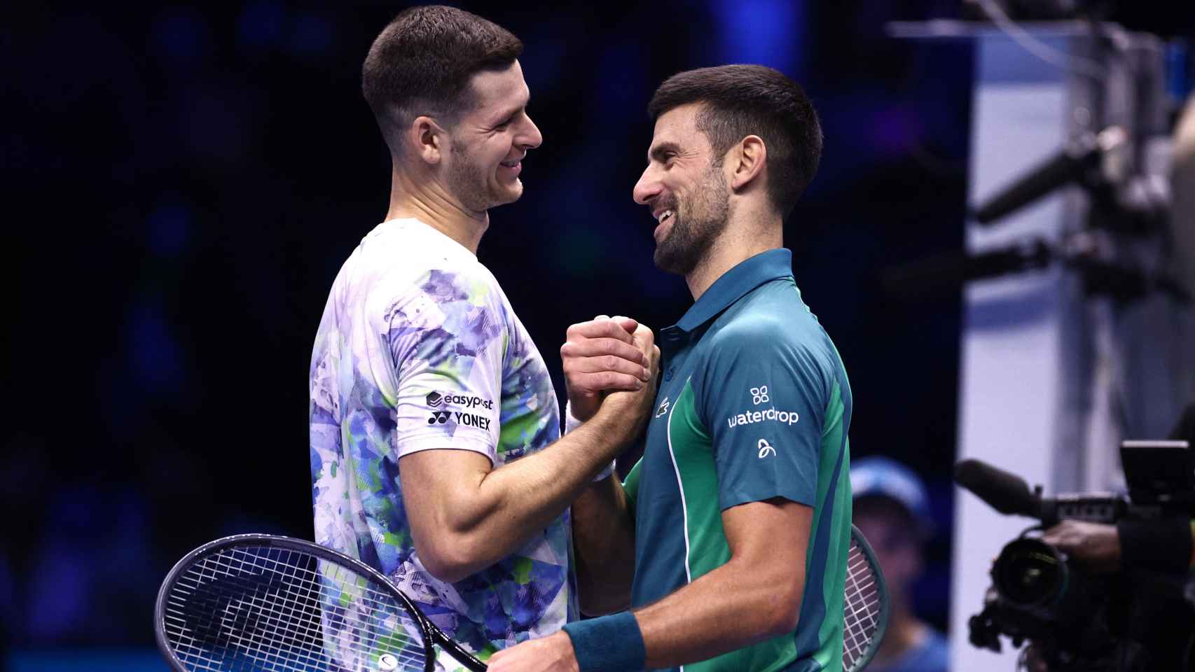 Novak Djokovic y Hubert Hurckaz se saludan tras el partido.