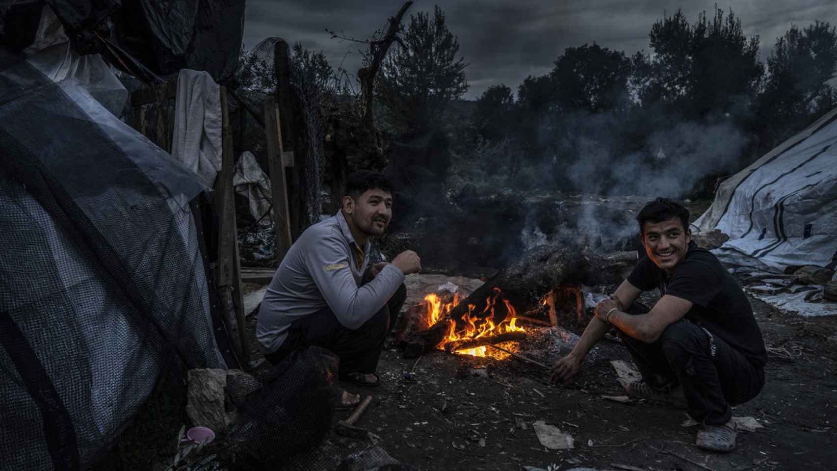 Dos refugiados en el campo de Moria en 2019, antes del incendio.