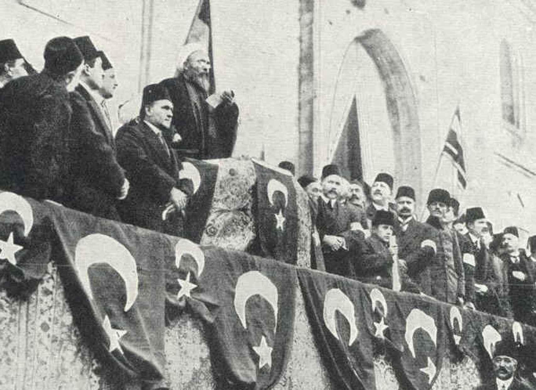 El Imperio otomano anuncia su participación en la Gran Guerra.