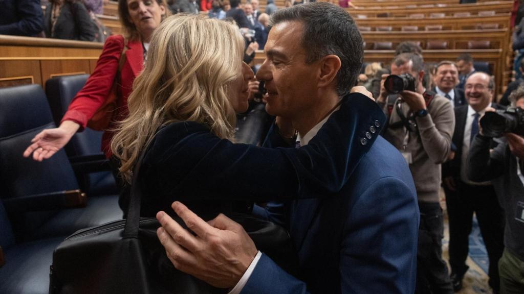 La vicepresidenta segunda y ministra de Trabajo y Economía Social en funciones, Yolanda Díaz, saluda al recién investido presidente del Gobierno, Pedro Sánchez.