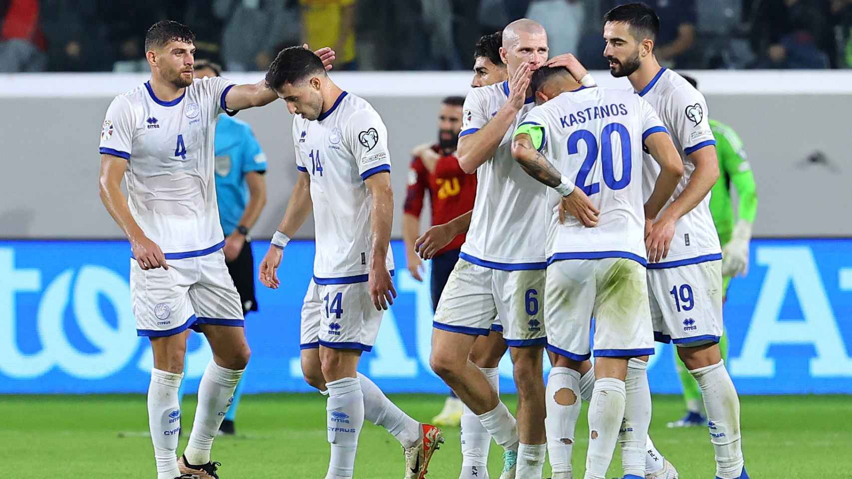 La selección de Chipre celebra su gol ante España.
