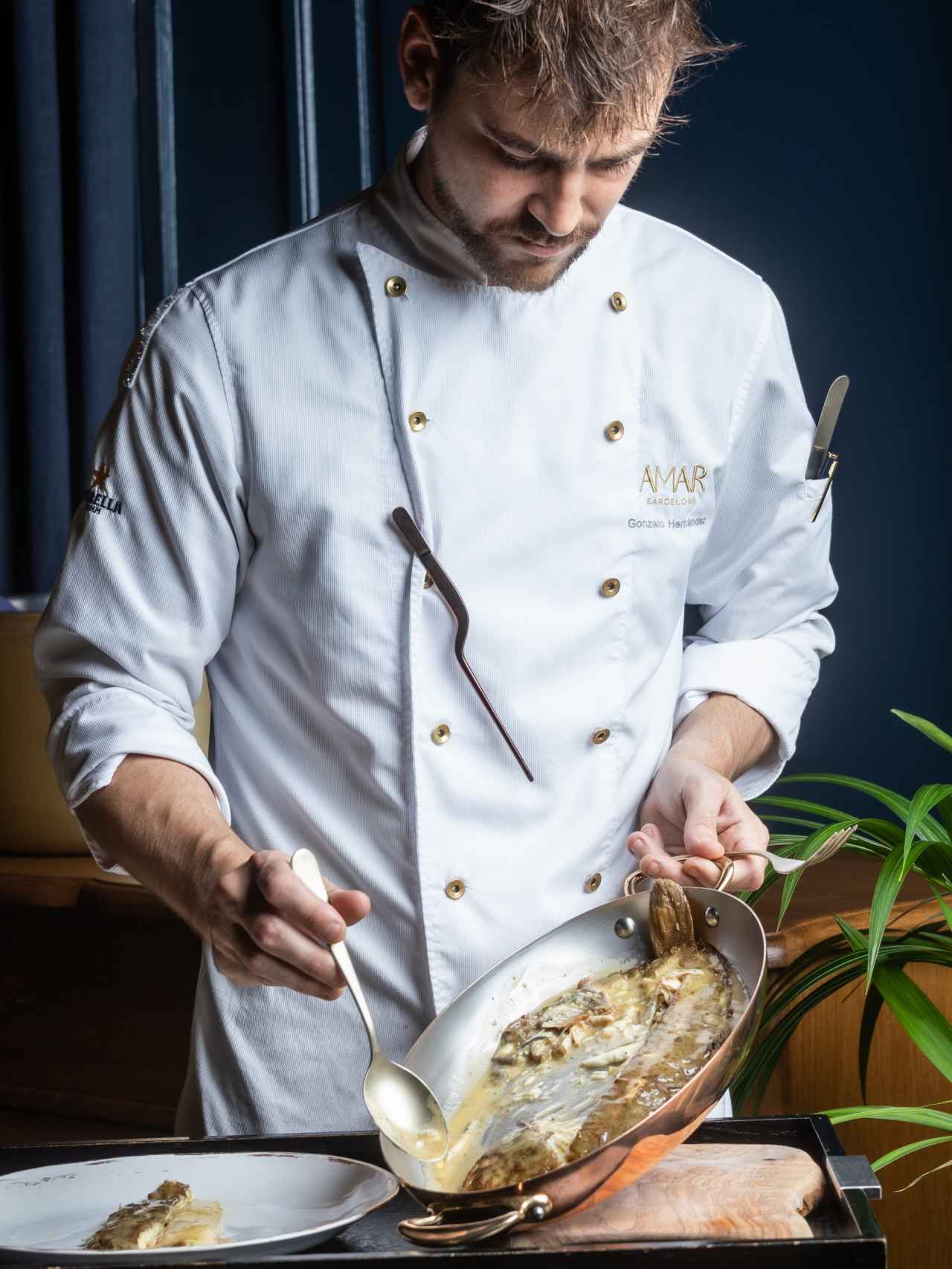 Gonzalo Hernández, chef ejecutivo del restaurante Amar, presentando un lenguado.