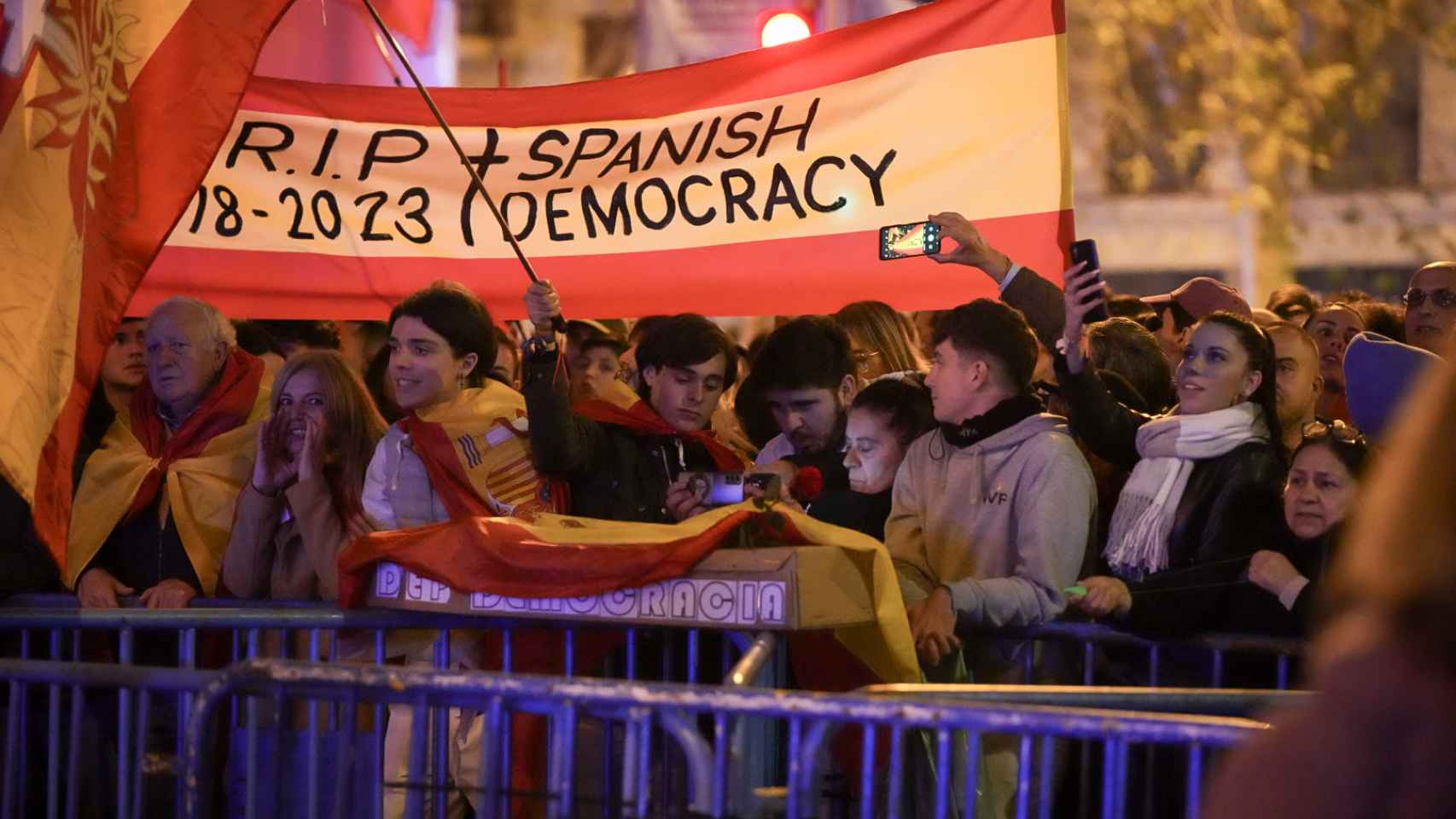 Manifestantes en la decimocuarta noche de protestas en Ferraz
