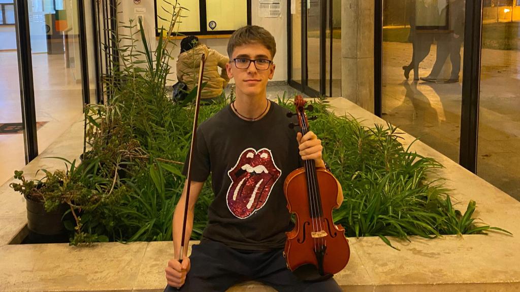 Rodrigo Antequera junto a su violín