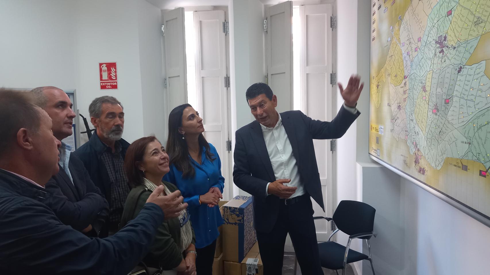 El presidente de la Comunidad de Regantes del Campo de Cartagena, Manuel Martínez, y la consejera de Agricultura, Sara Rubira, junto a la delegación portuguesa.