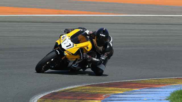 Una MotoGP en un circuito.