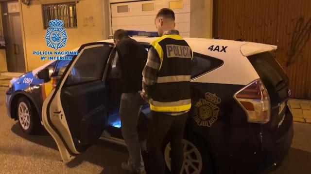 La Policía Nacional deteniendo a los ultras que protagonizaron un altercado en el partido CD Numancia y la UE Cornellá