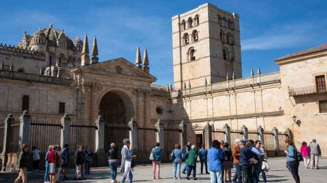 Turistas en la plaza de la Catedral de Zamora.