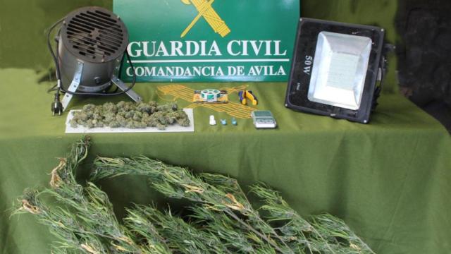 Imagen del material incautado por la Guardia Civil