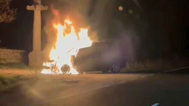 Incendio de una furgoneta en una carretera de Ávila