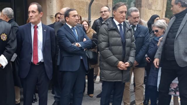 El delegado de la Junta en Salamanca, Eloy Ruiz, en el centro, junto al alcalde de Salamanca, en la concentración de la Judicatura