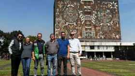 Los investigadores de la UVa frente al edificio mexicano cuyos murales se van a restaurar