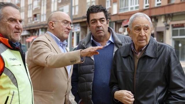 Jesús Julio Carnero, en el centro de la imagen, visitando unas obras en la Avenida Gijón