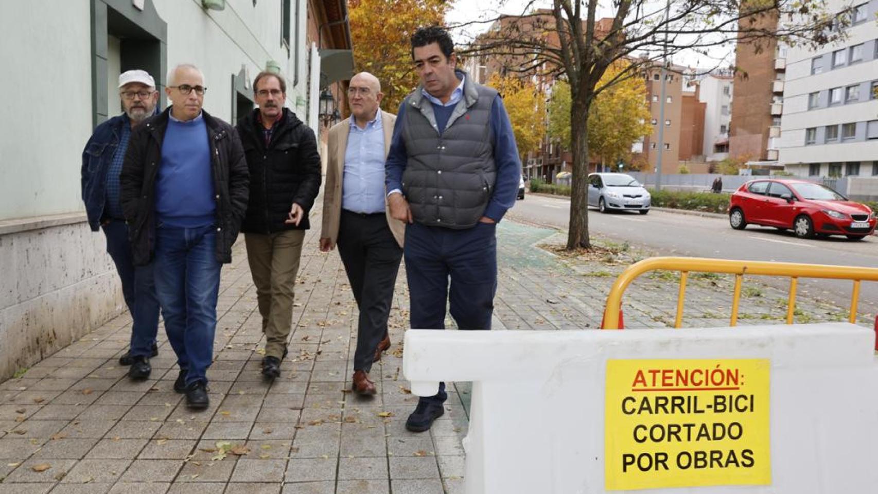 Jesús Julio Carnero en la Avenida Gijón junto al concejal de Movilidad y diferentes técnicos