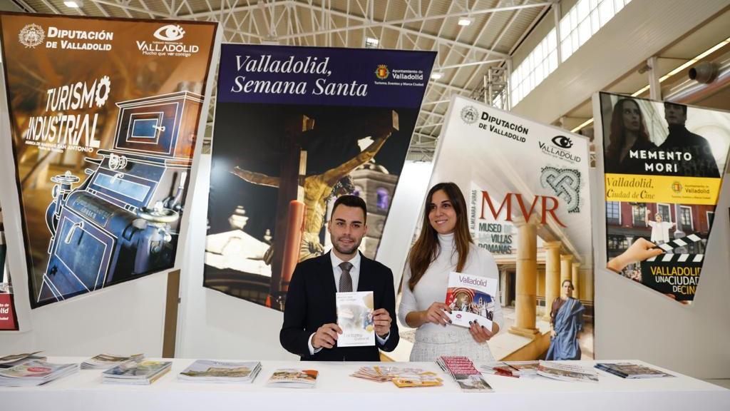 La concejala de Turismo, Eventos y Marca Ciudad del Ayuntamiento de Valladolid, Blanca Jiménez; y el diputado de Empleo, Desarrollo Económico y Reto Demográfico de la Diputación, Roberto Migallón, presentan el estand 'Turismo Valladolid'