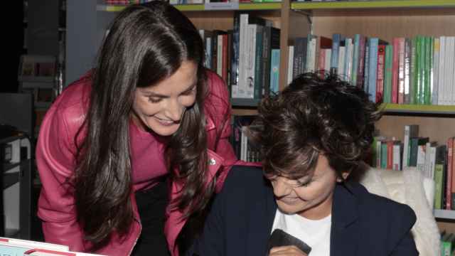 Sonsoles Ónega y la reina Letizia el pasado sábado en la firma de libros de la escritora.