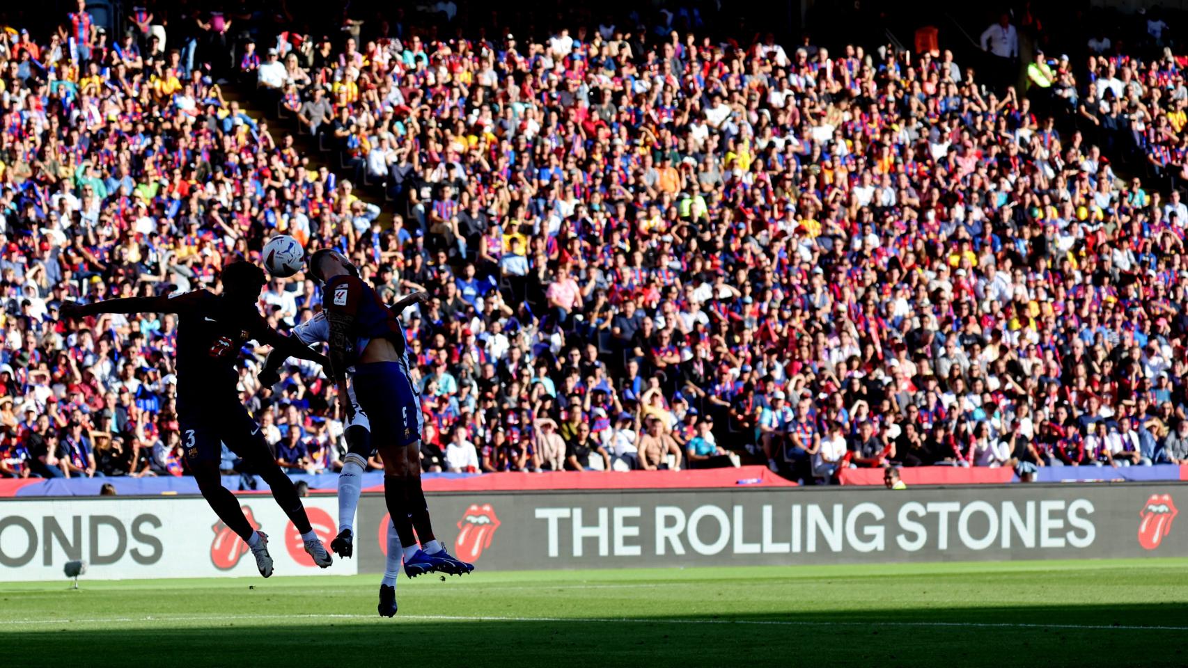 Aficionados presente en el Estadio Lluis Companys durante el Clásico entre FC Barcelona y Real Madrid.