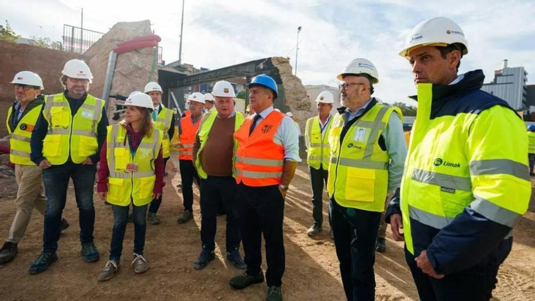 Joan Laporta, en el centro con un casco azul del FC Barcelona, durante la visita a las obras del Camp Nou.