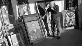 Edward Quinn: Picasso con sus cuadros y una obra de Joan Miró (incluida en la exposición 'Miró-Picasso' del Museo Picasso y la Fundación Miró de Barcelona). © Sucesión Pablo Picasso, VEGAP, Madrid, 2023