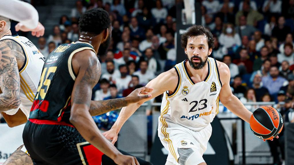 Llull, con el balón en el partido ante el Mónaco.