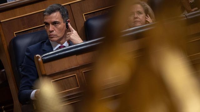 Pedro Sánchez durante la sesión de investidura con el auricular para escuchar las intervenciones en otras lenguas.