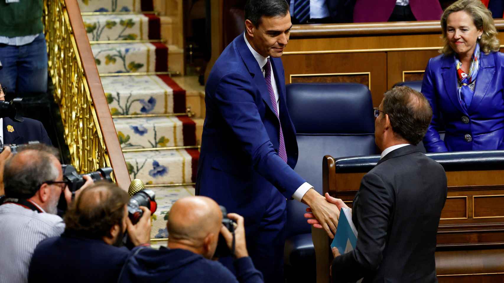 Alberto Núñez Feijóo se ha acercado a Sánchez tras la votación de investidura para un apretón de manos.