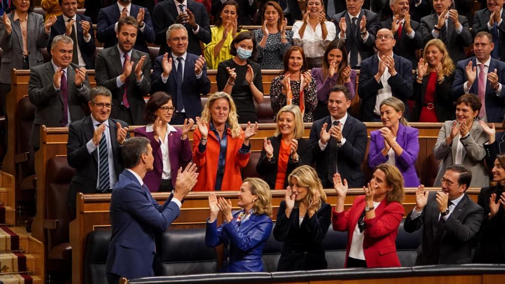 Pedro Sánchez, ovacionado por la bancada socialista tras ser elegido presidente del Gobierno, este jueves.