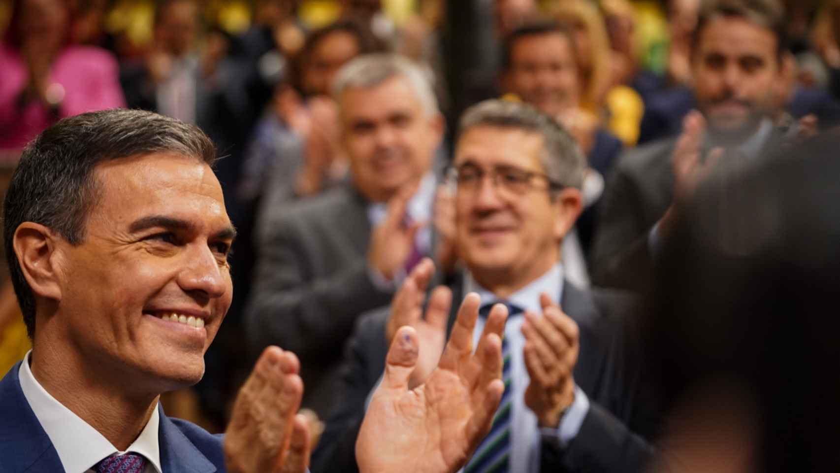 Pedro Sánchez, al ser investido presidente, con Patxi López detrás.