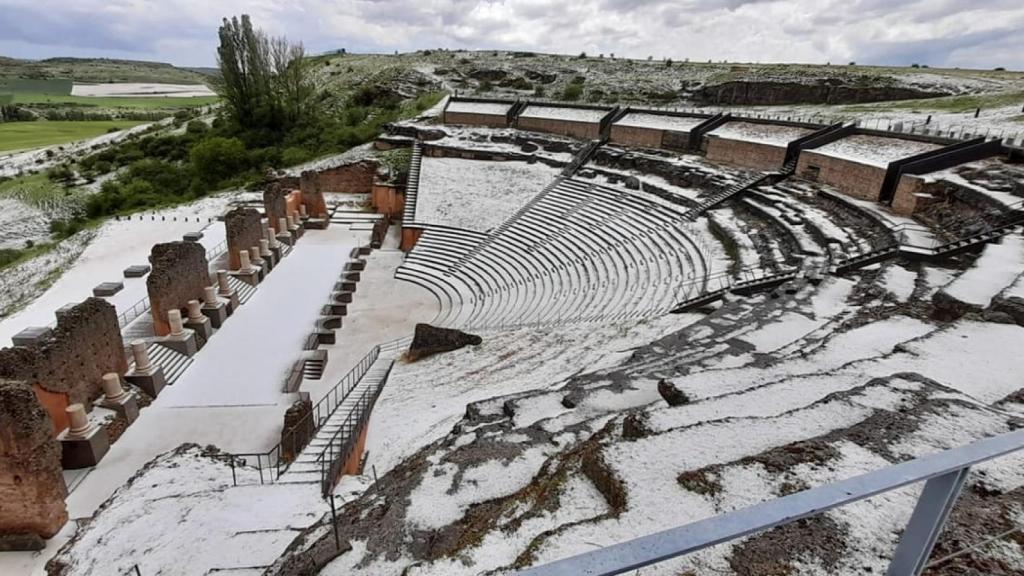 Teatro de Clunia cubierto por granizo