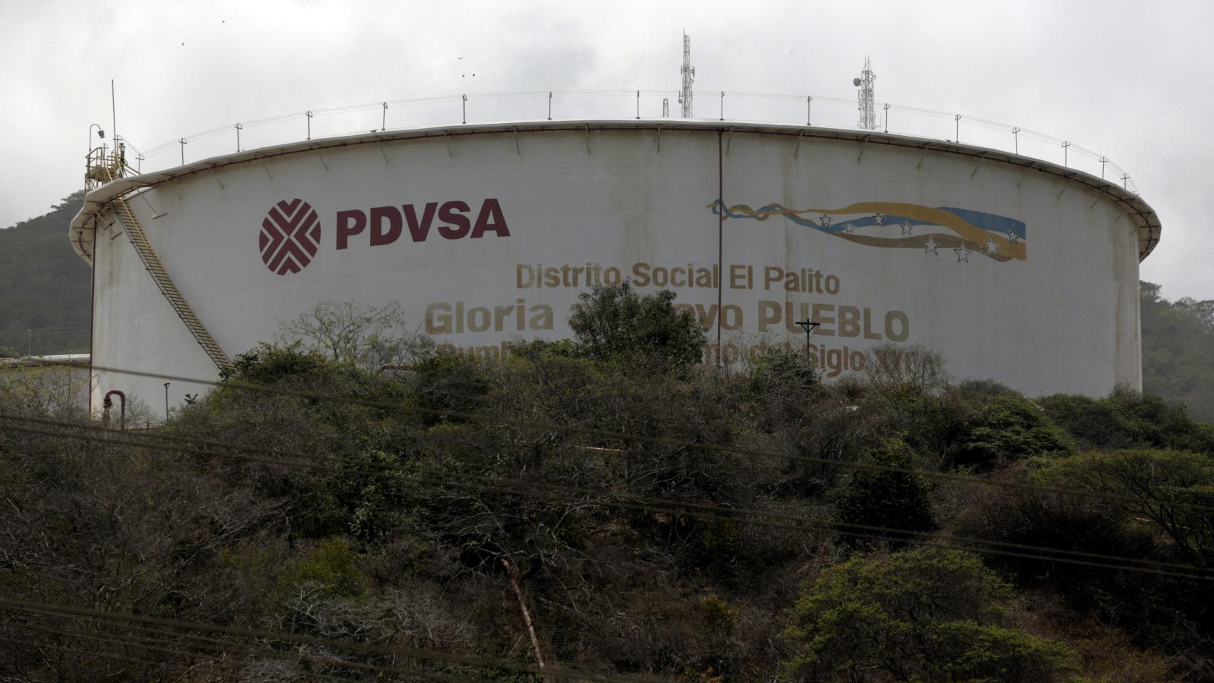 Un tanque de una refinería de PDVSA