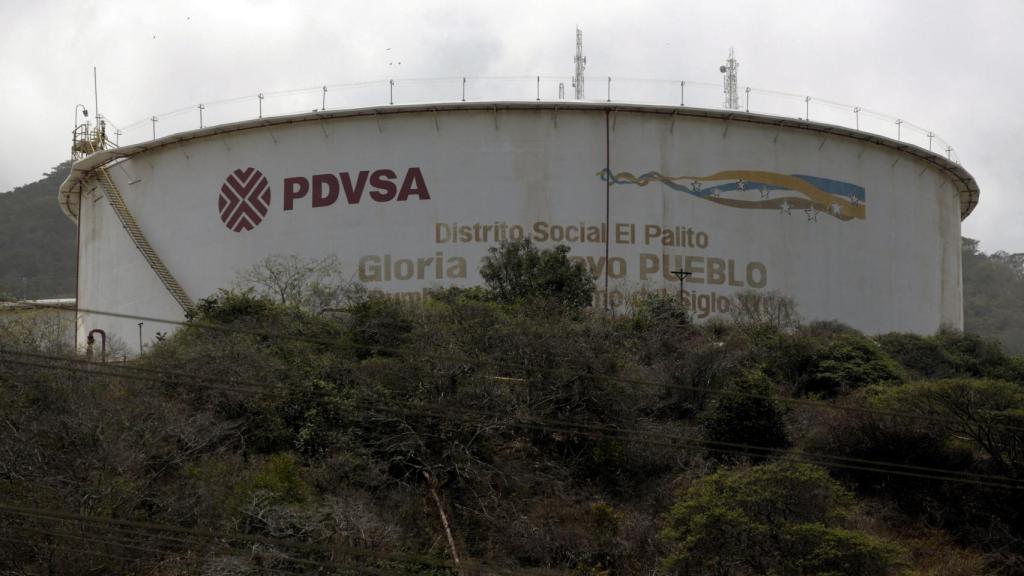 Un tanque de una refinería de PDVSA