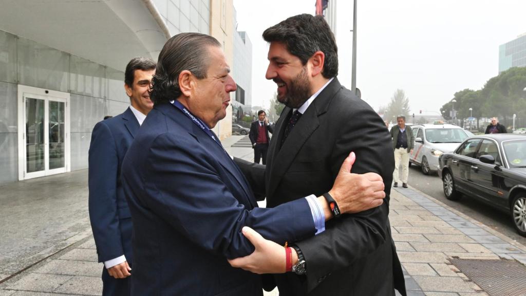 El presidente Asociación Valenciana de Empresarios, Vicente Boluda, con el presidente de la Región de Murcia, Fernando López Miras, esta mañana en Ifema