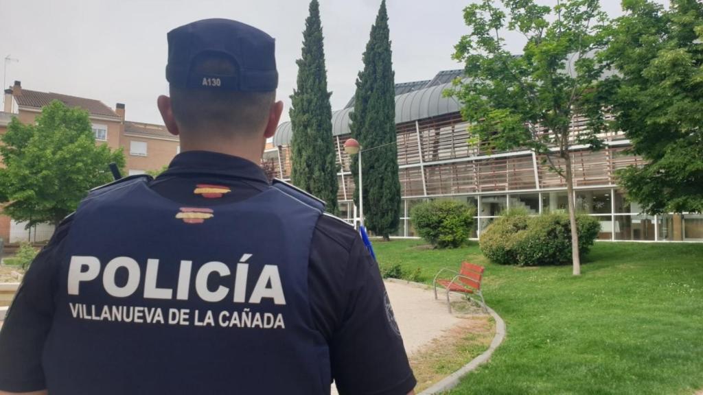 Un agente de la Policía Local de Villanueva de la Cañada, uno de los municipios