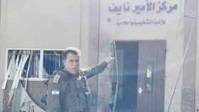 Un militar israelí muestra una de las entradas del hospital Al Shifa, que Israel ha atacado en los últimos días.