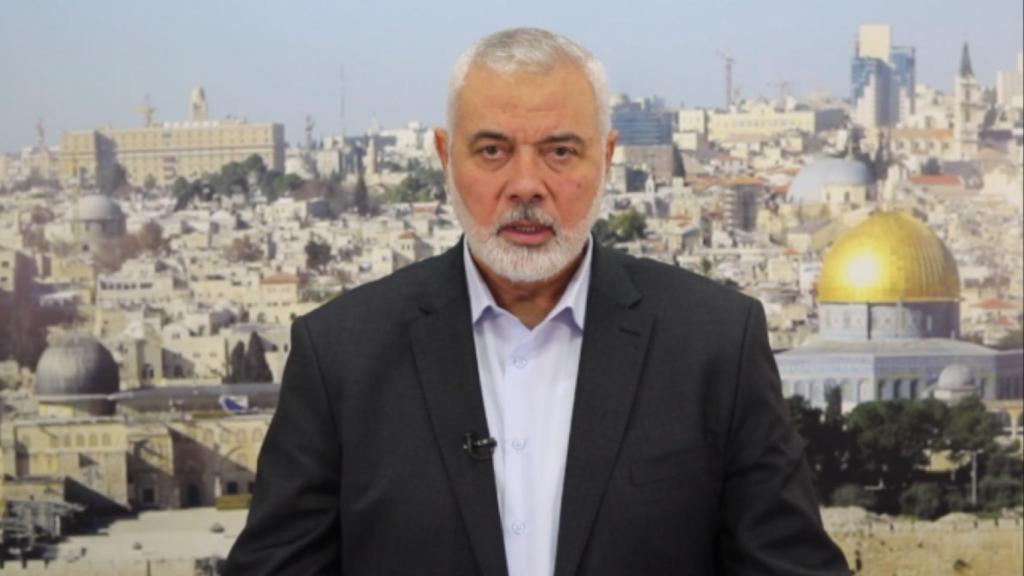 Ismail Haniyeh en un discurso televisado desde Qatar en el que aparece con un fondo de la ciudad de Jerusalén.