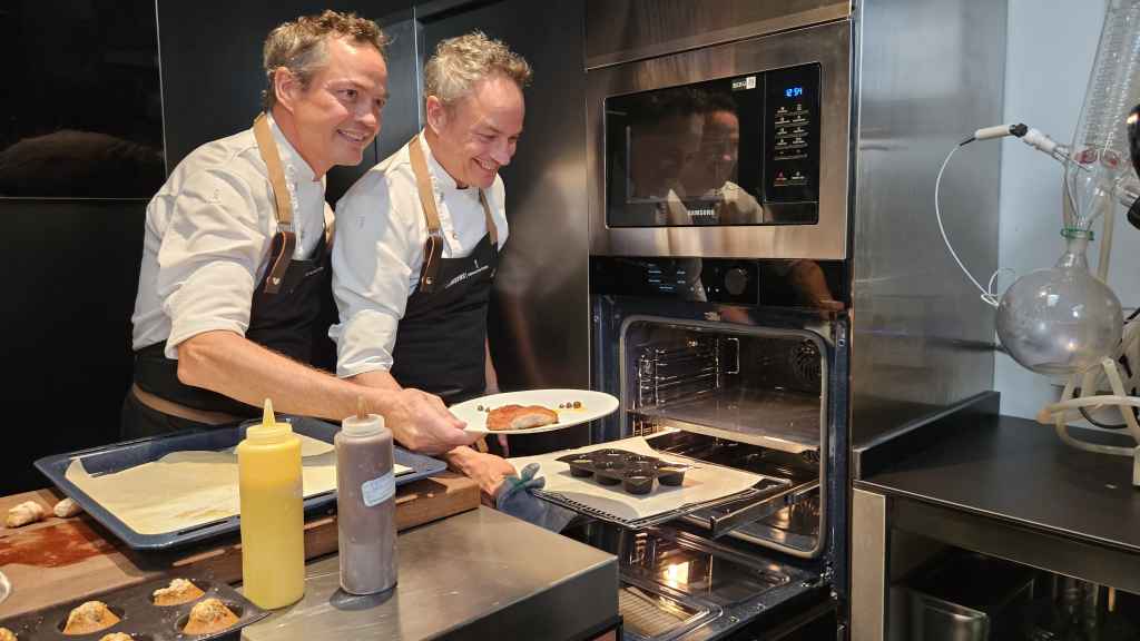 Los hermanos Torres cocinando carne y postre en el horno de Samsung