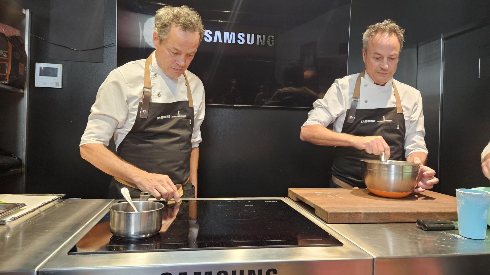 Hermanos Torres cocinando con Samsung en su restaurante