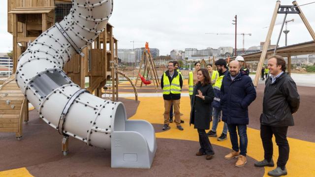 La alcaldesa Inés Rey visita las obras de Xuxán.