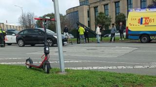Un turismo embiste a un conductor de patinete eléctrico en A Coruña