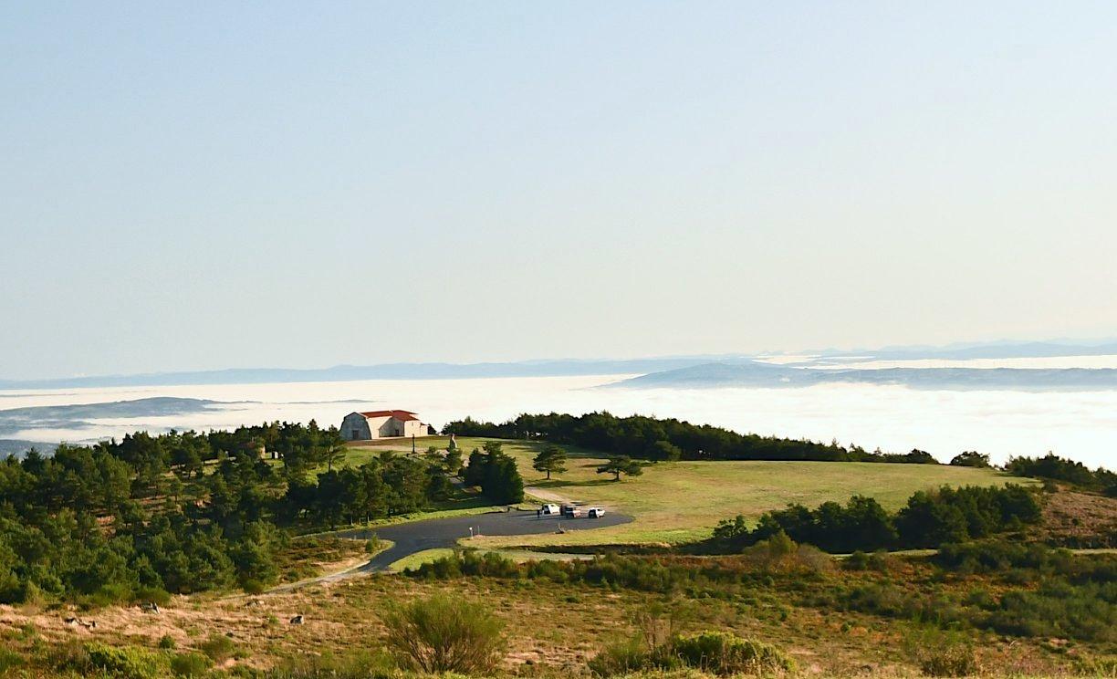Paisaje entre nieblas en el Monte Faro. Foto: Concello de Chantada