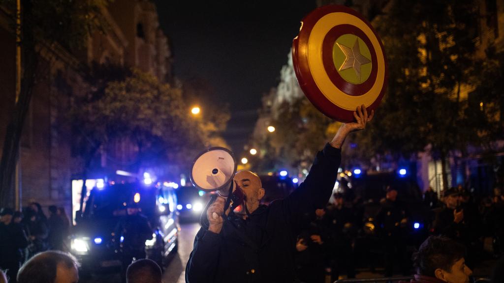Miguel Frontera, conocido como el 'Capitán América' de Ferraz, levanta su escudo en las protestas contra la Ley de Amnistía.