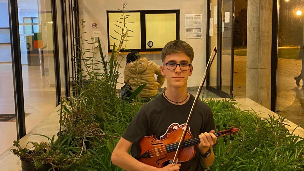 Rodrigo Antequera junto a su violín