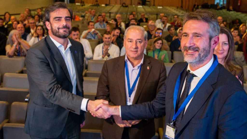El vicepresidente primero de la Xunta, Diego Calvo, y el recién elegido presidente de la Fegamp, Alberto Varela.
