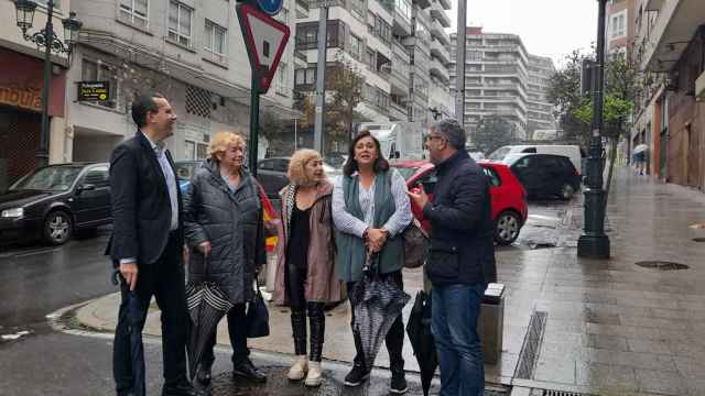 Concejales del Partido Popular con vecinas de la zona.