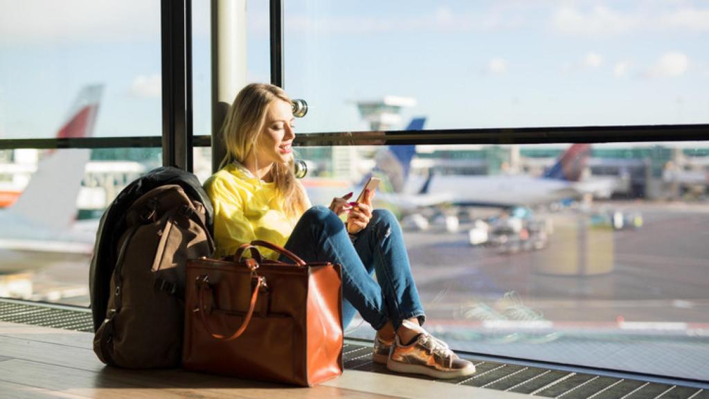 Chica con mochila en el aeropuerto.