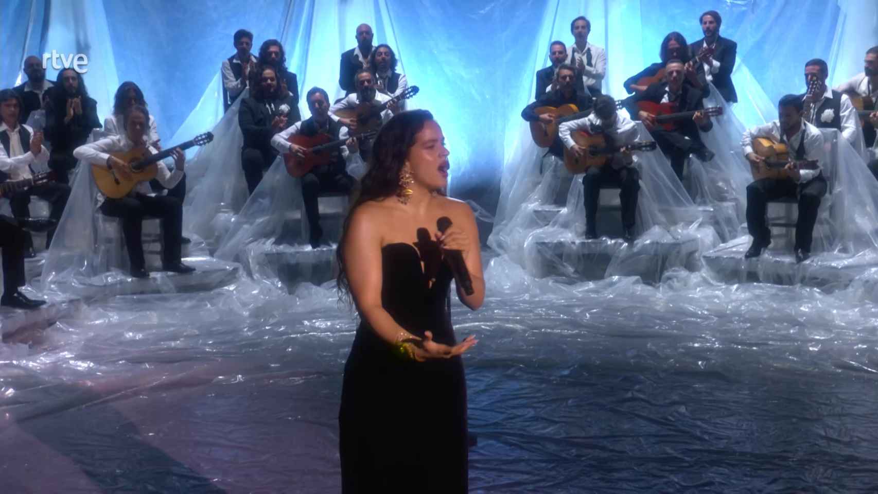 Rosalía, durante su actuación en los Latin Grammy.
