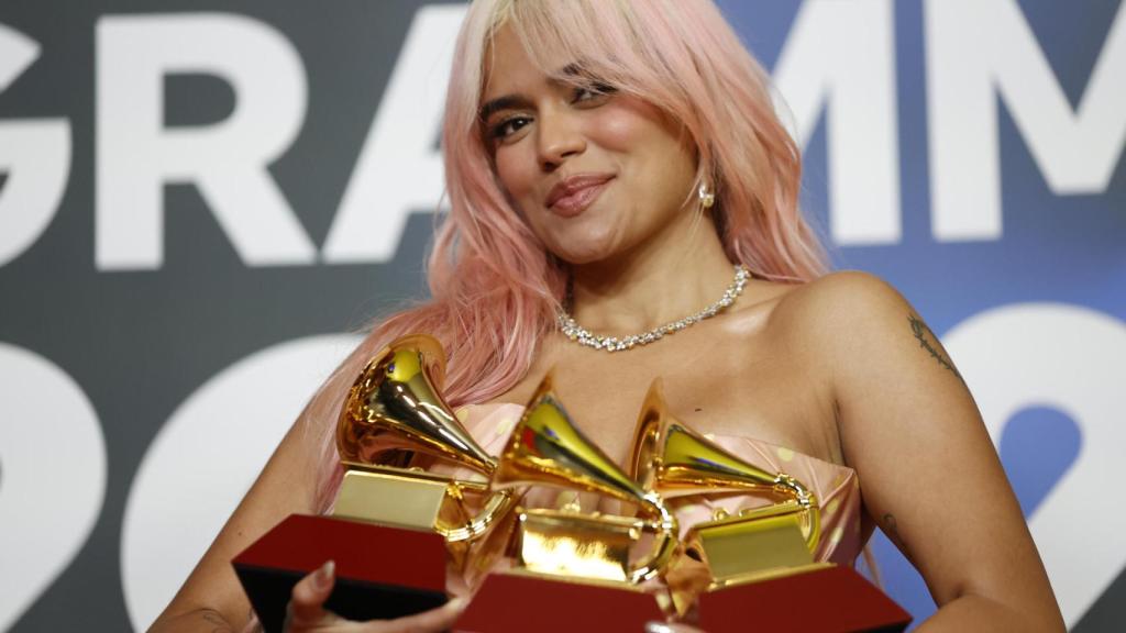 La cantante colombiana Karol G posa con los tres premios conseguidos.