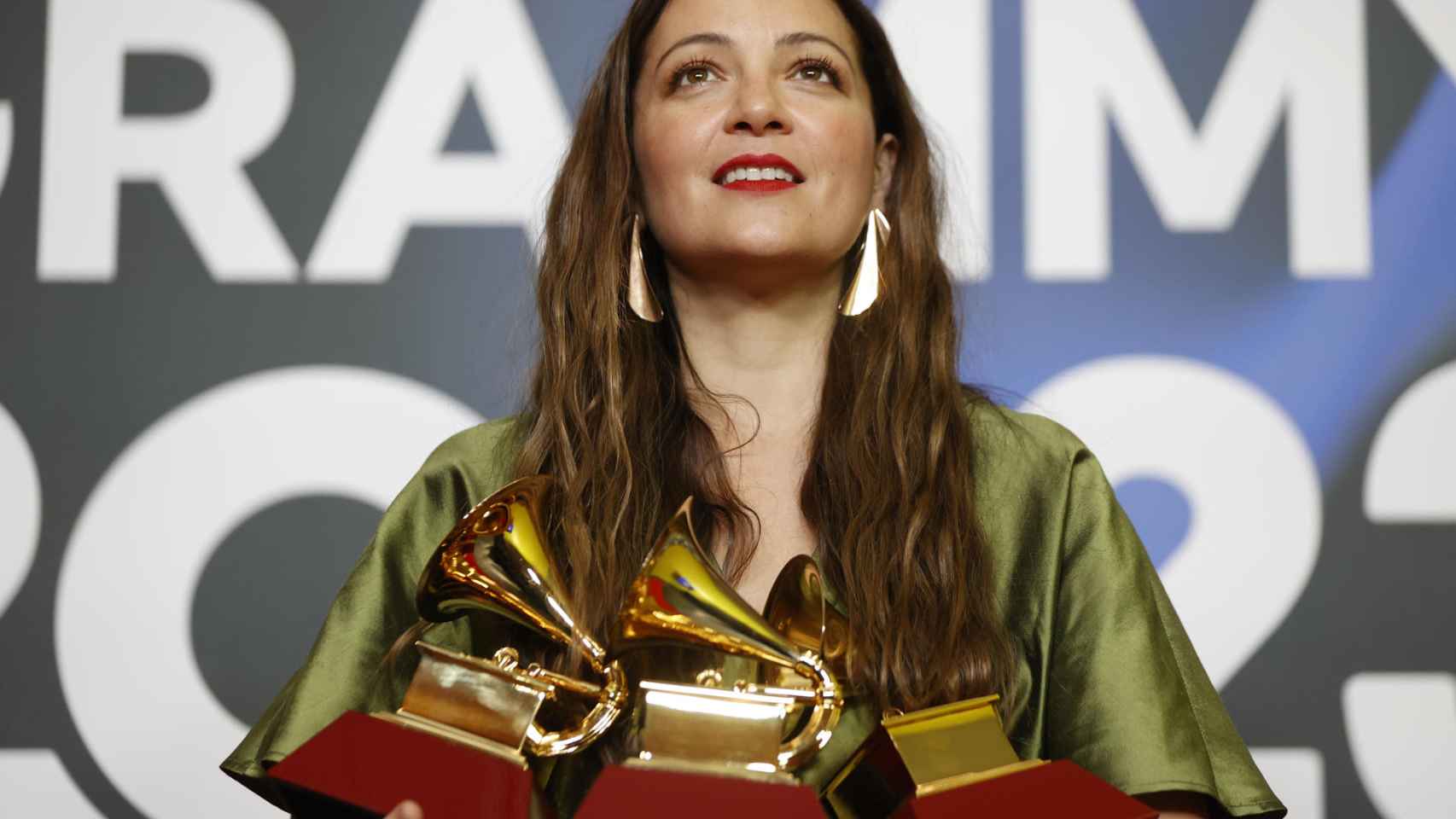 La cantante mexicana Natalia Lafourcade posa con los Grammy Latinos al ‘Mejor Álbum Cantautor’, ‘Mejor Canción Cantautor’ y Mejor Grabación del Año.